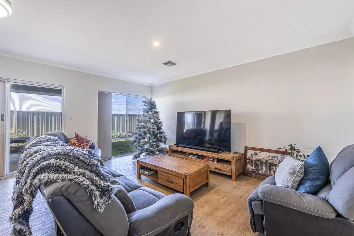 61 Balladonia Parade, Dawesville For Sale by John Phillips Real Estate - image 1